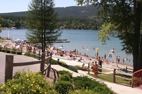 Beach nearby, sun loungers, beach towels