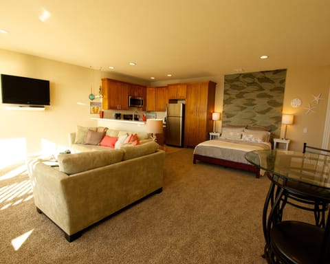 Beautiful interior, inviting and restful
with Queen bed and silk rug headboard