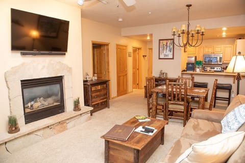 105 Aspenwood Lodge - a SkyRun Beaver Creek Property - Living room 
