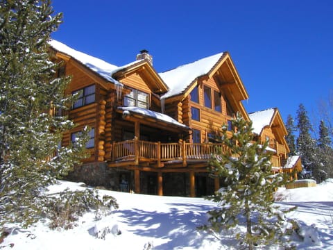 4 bedrooms, 4.5 baths, central to every resort, backs up to national forest