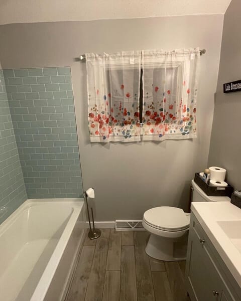 Combined shower/tub, hair dryer, towels, shampoo