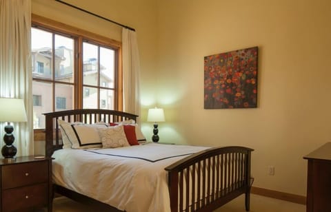Guest bedroom - Main level; 
Queen sized bed, Sonos speakers, no TV