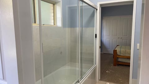 Combined shower/tub