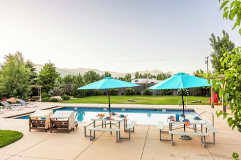 Outdoor pool, a heated pool