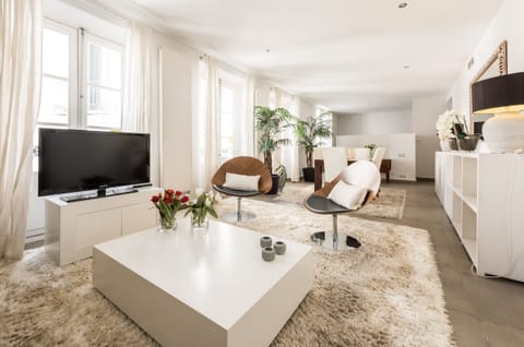 Living area | TV, DVD player, books