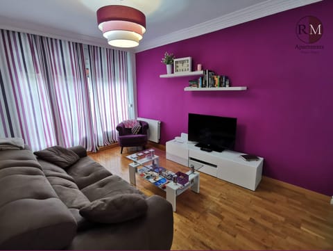 Living area | Smart TV, toys, books