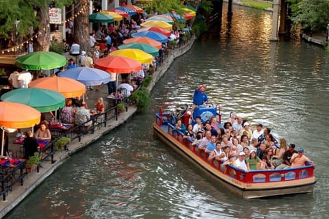 Our duplex is 0.7 miles from the Riverwalk where you can enjoy drinks, dining and shopping at La Villita