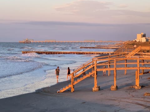 Beach nearby, sun loungers, beach towels