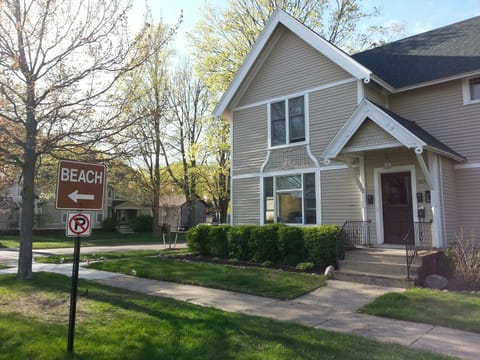 Welcome to the Michiana Apartment #4 in beautiful South Haven, Michigan!