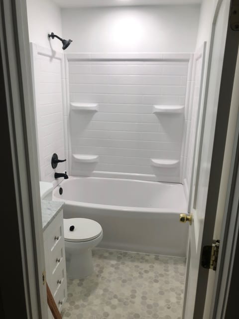 Combined shower/tub, towels, soap, toilet paper