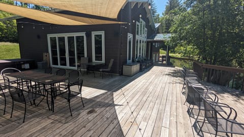 Al Fresco Dining Heaven: Savor Meals on Our Spacious Deck