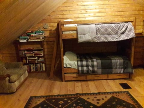 3 bedrooms, desk, internet