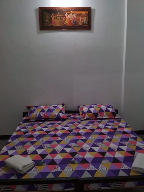 4 bedrooms, iron/ironing board, internet, bed sheets