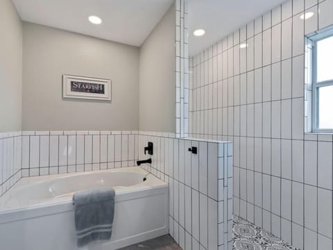 Combined shower/tub, hair dryer, towels