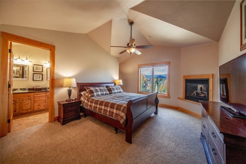 Upstairs Master Bedroom, with King Bed and Fireplace!
