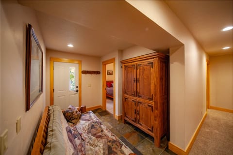 Downstairs Nook, Flat Screen TV located in cabinet, plus log futon, sleeps 2!