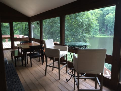 Screened in porch, dining over looking the Lake