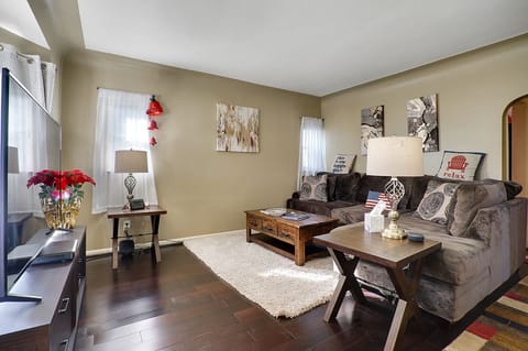 Spacious Living Room with 65’’ new LED Samsung TV, electronic clock, new TV stand, 2 new end tables, 2 new table lamps, new Coffee table, Amazon Echo Dot ( Alexa), new rugs, very comfortable new couch and cute pillows 