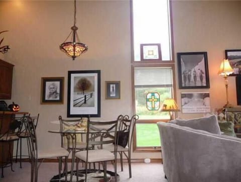 Awesome open fl plan 2 story dining rm lrg windows & breakfast bar in kit


 