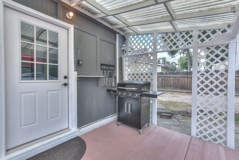 Outdoor propane grill