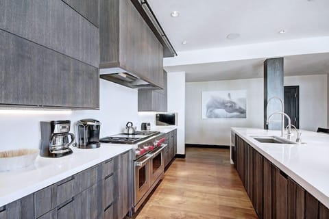 Make a delicious meal in the kitchen.