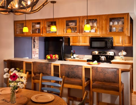 Take a seat at the breakfast bar or entertain at the dining room table.