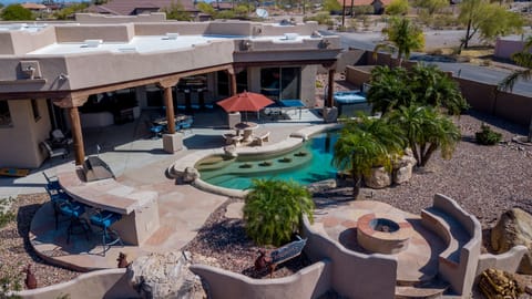 Huge Backyard- Pool, Hot Tub, BBQ, fire-pit, ping pong, lounge chairs & more