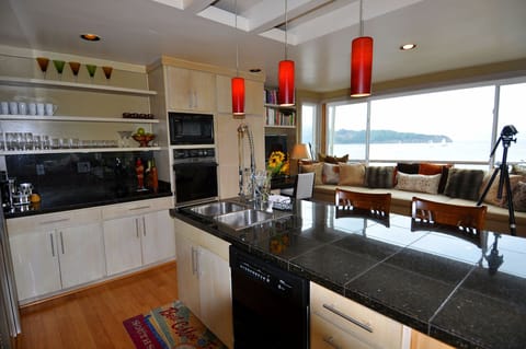 Fully stocked kitchen with amazing views Golden Gate Bridge, Angel Island & city