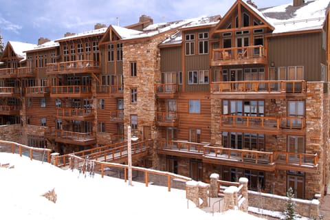 Enjoy great ski-in/ski-out access to the slopes