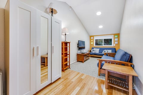 TV, fireplace, books, stereo