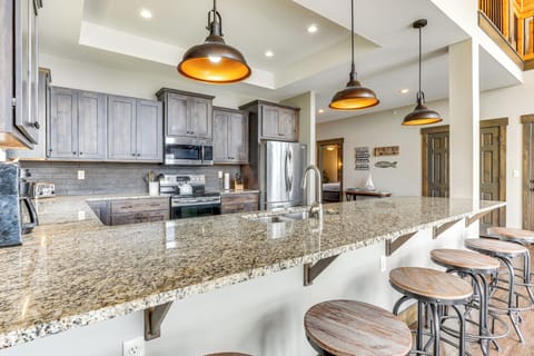 Kitchen | Ice Maker | Toaster | Trash Bags & Paper Towels | 1st Floor