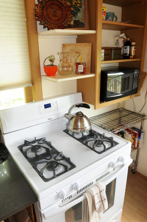 Full size range with oven