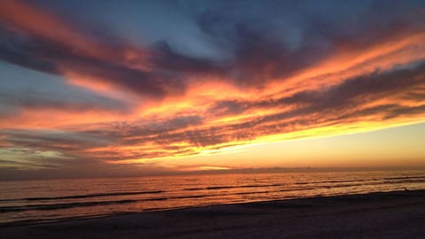 Beach nearby, sun loungers, beach towels