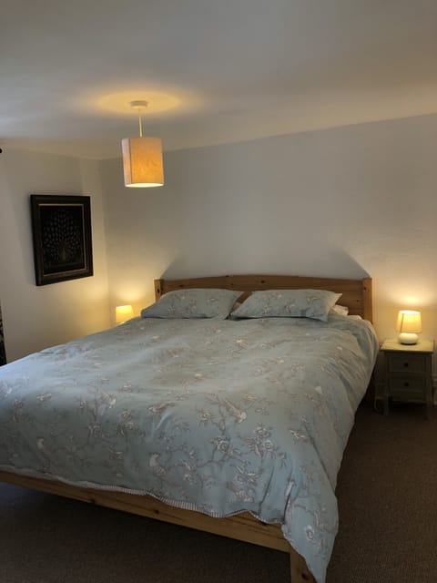 2 bedrooms, Egyptian cotton sheets, iron/ironing board, free WiFi