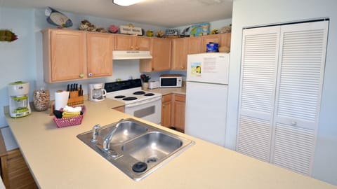 Kurig and regular coffee pot provided