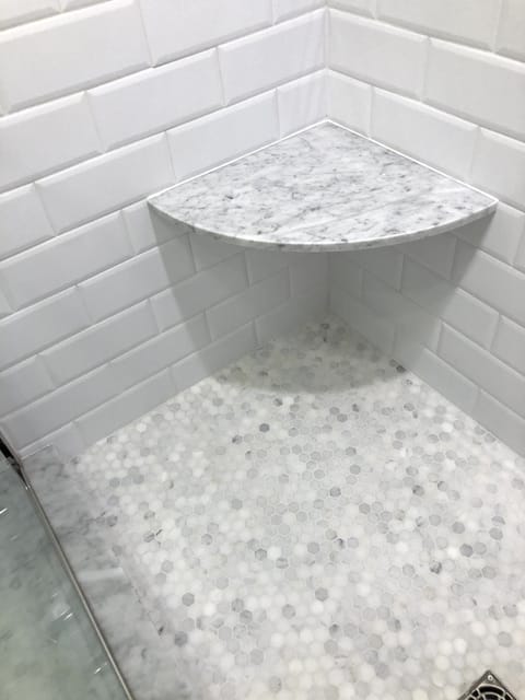 Combined shower/tub, towels