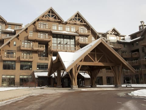 Stowe Mountain Lodge Front Entrance