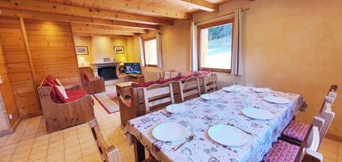 Lounge with fireplace 