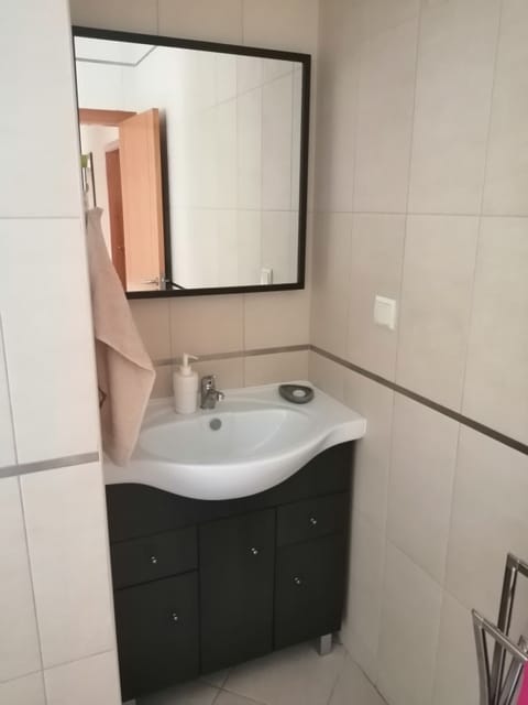 Combined shower/tub, hair dryer, bidet, towels