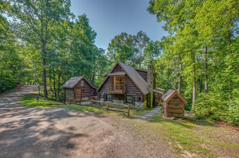 Sandpiper Cabin-3 story log cabin in private setting-lake/beach/river access