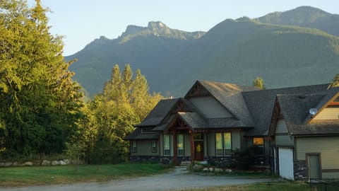 Luxury Lodge,13 Acres, Fabulous Mountain Views Hot Tub, Pool Table, Media Room.