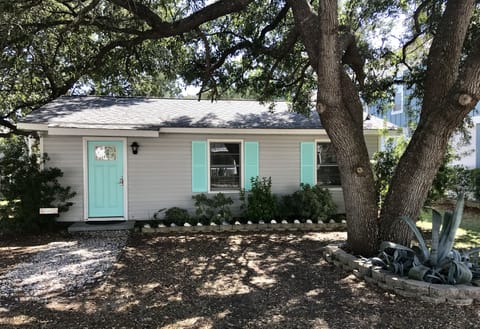Cozy Beach Cottage, nestled in Beautiful Live Oaks!
