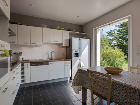 Property, Room, Furniture, Kitchen, Building, Interior Design, Countertop, House, Cabinetry, Home