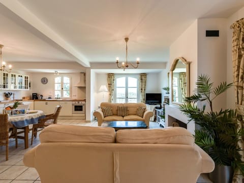 Living Room, Room, Property, Interior Design, Furniture, Building, Ceiling, Home, House, Real Estate