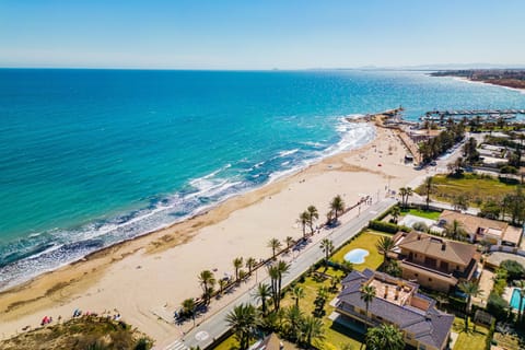 Beach nearby, sun loungers, beach towels