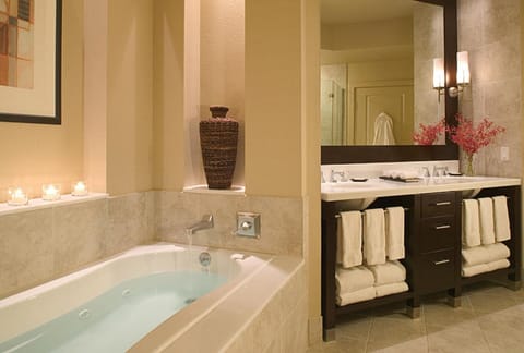 Combined shower/tub, towels