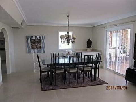 Lounge area with dining table