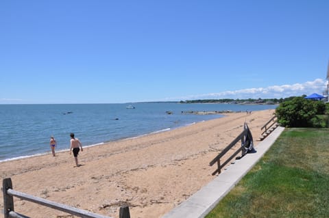 Beach nearby, sun loungers, beach towels