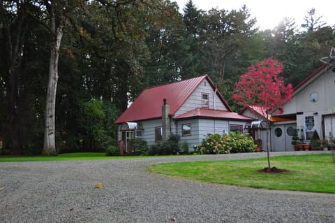 1880's Farm House in beautiful oak grove
