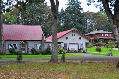 1880's Farm House on left with Donovan's pottery shop and show room.